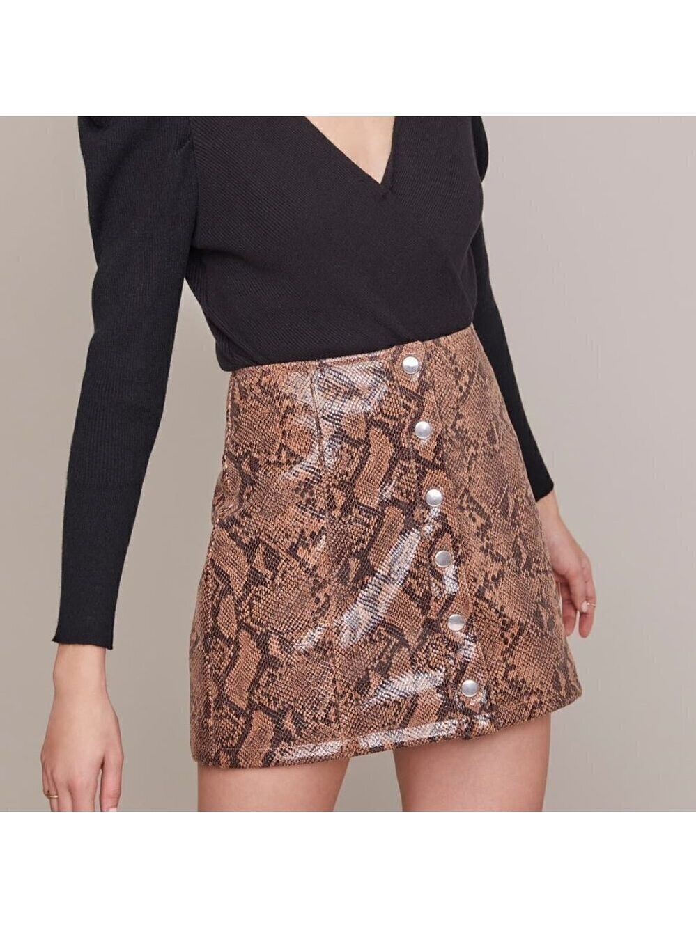 ASTR BNWT snake print front snap mini skirt S